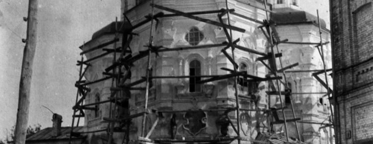 Всіхсвятська церква Києво-Печерської лаври. Праворуч вхід до «Майстерень» Всеукраїнських політехнічних курсів інвалідів. 1920–30‑ті рр. [ЦДКФФА України, од. зб. 4-1230]