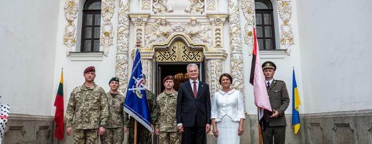 Президент Литовської Республіки Гітанас Науседа з дружиною та представниками литовсько-польсько-української військової бригади (LITPOLUKRBRIG) ім. Великого литовського гетьмана князя Костянтина Острозького і 30-ої окремої механізованої бригади у складі Сухопутних військ Збройних сил України ім. Костянтина Острозького