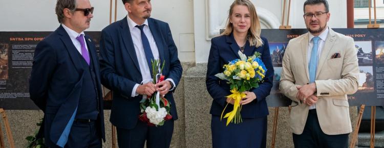 «Орша 1514. Пліч-о-пліч перемагаємо»: у Лаврі представили хоругви-символи історичної перемоги зображення 9