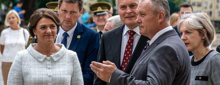 В.о. генерального директора Національного заповідника «Києво-Печерська лавра» Олександр Рудник зустрічає Президента Литовської Республіки Гітанаса Науседу з дружиною Діаною Наусєдєне
