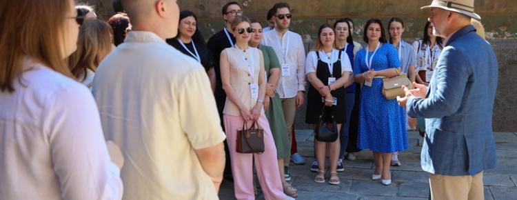 Лекція про національну ідентичність та екскурсія Києво-Печерською лаврою: у Києві відбувся захід для лікарів та інтернів зображення 1