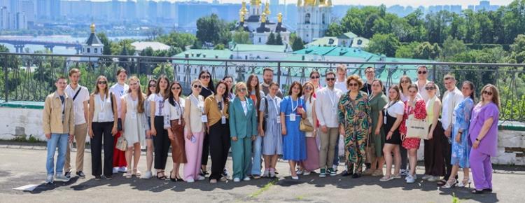Лекція про національну ідентичність та екскурсія Києво-Печерською лаврою: у Києві відбувся захід для лікарів та інтернів зображення 3