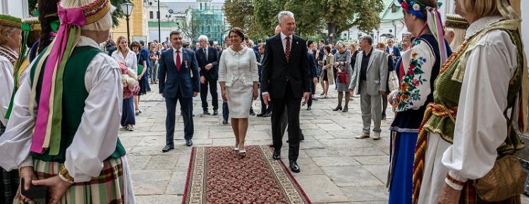 Президент Литовської Республіки Гітанас Науседа з дружиною та голова Благодійного фонду «Корона князів Острозьких», почесний консул Литовської Республіки Робертас Габулас
