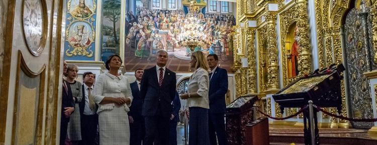 Провідний лектор (екскурсовод) Катерина Воєвудська проводить екскурсію Успенським собором