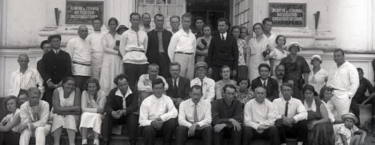 Відвідувачі перед входом на виставку «Релігія на службі феодалів-експлуататорів» Всеукраїнського музейного городка в інтер’єрі церкви Благовіщення Пресвятої Богородиці. 1930 ті рр. 