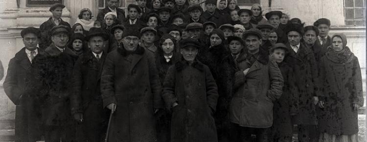 Відвідувачі перед входом на виставку «Релігія на службі феодалів-експлуататорів» Всеукраїнського музейного городка в інтер’єрі церкви Благовіщення Пресвятої Богородиці. 1930 ті рр. 