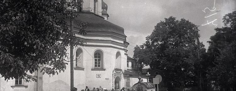 Екскурсія біля Хрестовоздвиженської церкви на Ближніх печерах Києво-Печерської лаври. 1930 ті рр. 