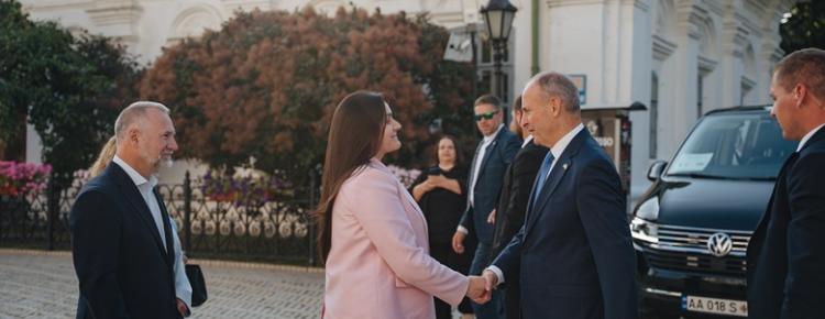 Прем’єр-міністр Ірландії відвідав пошкоджений росіянами Успенський собор зображення 5