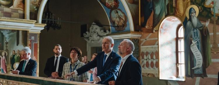 Прем’єр-міністр Ірландії відвідав пошкоджений росіянами Успенський собор зображення 2