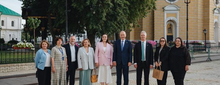 Прем’єр-міністр Ірландії відвідав пошкоджений росіянами Успенський собор зображення 6