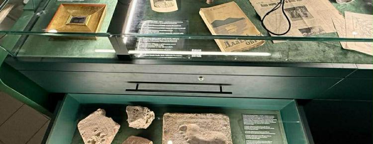 Лаврські плінфи зі слідами лап та відбитком стопи представили на виставці «Культурна валіза» image 1